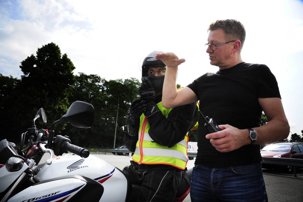 Fahrlehrer erklärt das Motorradfahren
